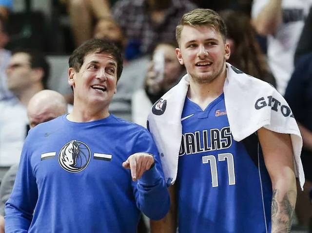 一直屹立不 一直屹立不